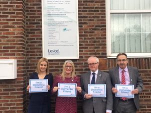 Mae Bone â Payne yn dod yn Ffrindiau Dementia